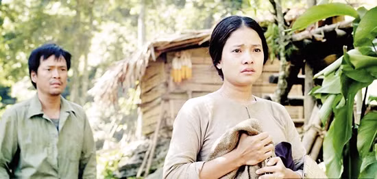 Diễn viên Thúy Hằng (phải) trong bộ phim Cuộc đời của Yến.