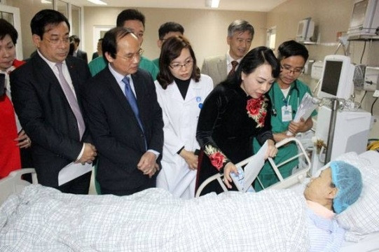 Bộ trưởng Bộ Y tế Nguyễn Thị Kim Tiến thăm hỏi bệnh nhân điều trị tại Trung tâm tim mạch của Bệnh viện Đa khoa tỉnh Phú Thọ.