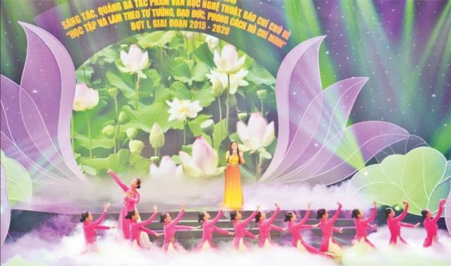 Một tiết mục tại Lễ trao giải thưởng sáng tác, quảng bá tác phẩm văn học nghệ thuật, báo chí chủ đề "Học tập và làm theo tư tưởng, đạo đức, phong cách Hồ Chí Minh" đợt I, giai đoạn 2015 - 2020.