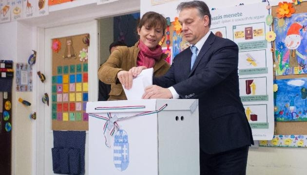 Thủ tướng Hungary Viktor Orban và phu nhân, bà Aniko Levai, bỏ phiếu tại một điểm bầu cử ở Budapest, Hungary, ngày 6-4-2014. (Ảnh: Xinhua) 