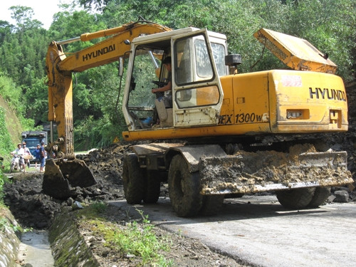 Khắc phục sạt lở trên tuyến đường 258 đi huyện Ba Bể (Bắc Cạn).