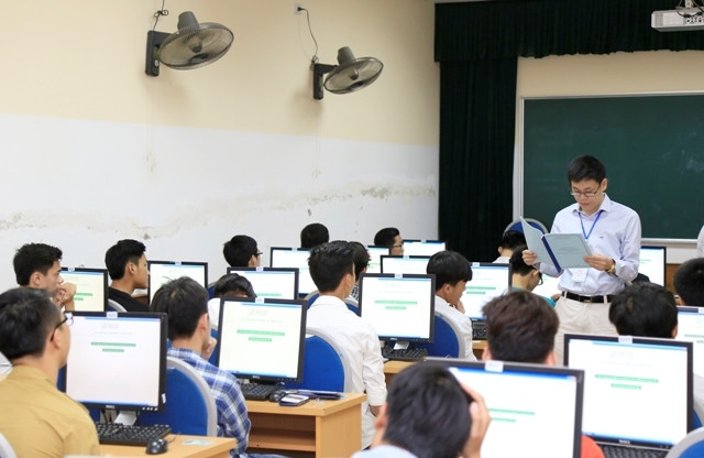 Trong phòng thi ĐGNL (Ảnh: ĐH QGHN)