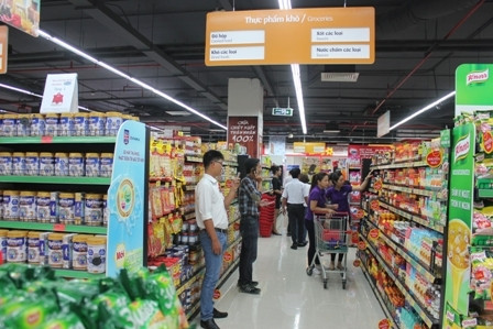 Khách hàng mua sắm trong ngày khai trương siêu thị VinMart Biên Hòa 