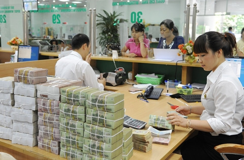 Khách hàng giao dịch tại Ngân hàng TMCP Ngoại thương Việt Nam. Ảnh: ĐỨC ANH