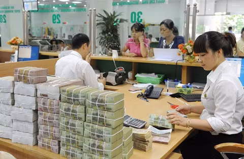 Khách hàng giao dịch tại Ngân hàng TMCP Ngoại thương Việt Nam. Ảnh: ĐỨC ANH