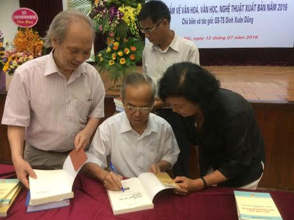 Tác giả ký tặng sách.