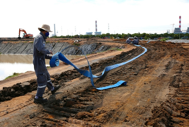 Trung bình, mỗi năm có hơn 15,7 triệu tấn tro xỉ được thải ra từ 20 nhà máy nhiệt điện than đang được xử lý bằng cách chôn lấp, đắp đống. Ảnh: Quỳnh Phương