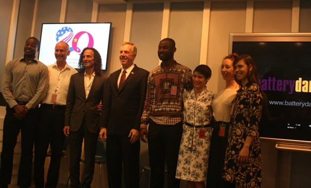 Đoàn múa Battery Dance chụp ảnh với Đại sứ Mỹ và nghệ sĩ saxophone Kenny G trong buổi gặp gỡ tại Hà Nội.