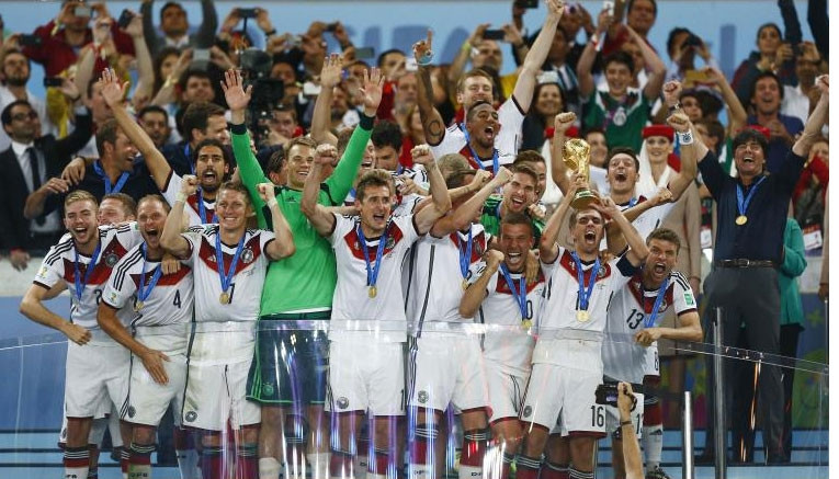 Người Đức nâng cao chiếc cúp vô địch sau 24 năm. 