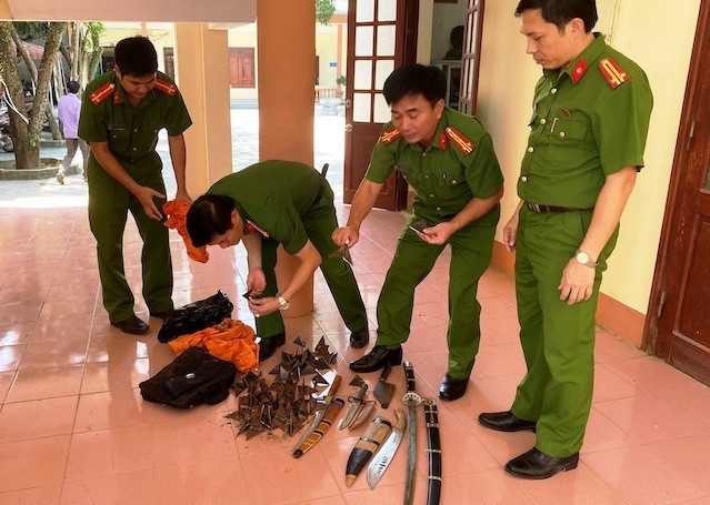 Khám xét nơi ở của Vân, lực lượng chức năng thu giữ nhiều tài liệu và hung khí nguy hiểm.