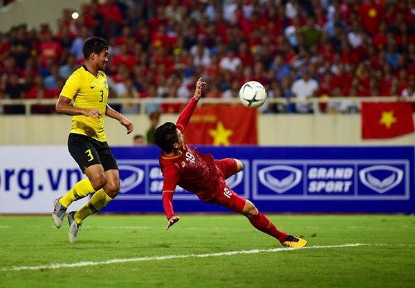 Pha bắt vô-lê vô cùng đẳng cấp trong hiệp một của Quang Hải đã giúp đội tuyển Việt Nam định đoạt thắng lợi trước Malaysia. (Ảnh: Trần Hải)