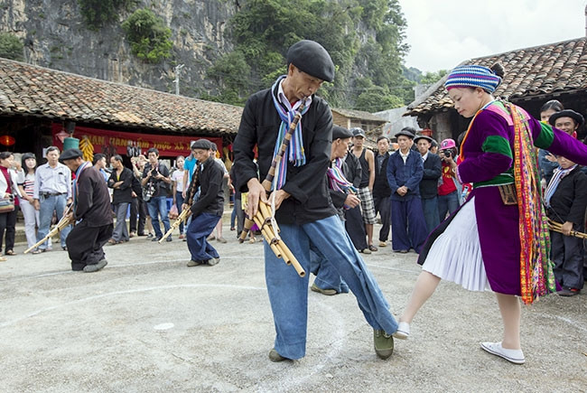 Múa khèn Mông ở chợ tình Khâu Vai. Ảnh: VIỆT DŨNG