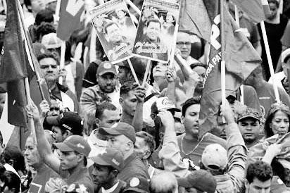 Người dân Vê-nê-xu-ê-la chào mừng Tổng thống Cha-vết về nước.