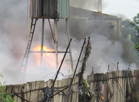 Ngọn lửa cháy bên trong kho chứa nhựa tái sinh của Công ty Nhựa Vĩnh Lộc.