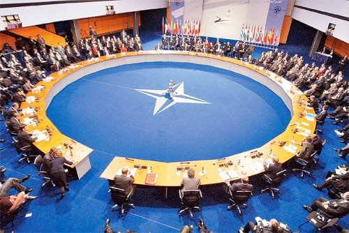 Các Bộ trưởng Quốc phòng NATO họp khẩn vì chiến dịch không kích của Nga.