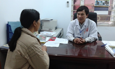 Tiến sĩ Tô Thanh Phương động viên bệnh nhân: "Con yên tâm, con sẽ sớm được ra viện".