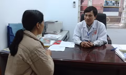 Tiến sĩ Tô Thanh Phương động viên bệnh nhân: "Con yên tâm, con sẽ sớm được ra viện".