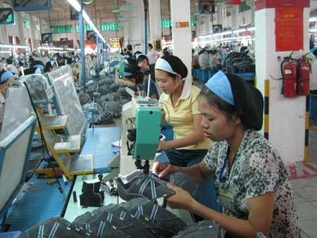 Sản xuất giày xuất khẩu ở Công ty Giày Vĩnh Yên (Vĩnh Phúc).