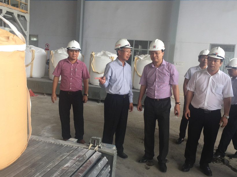 Chuyên gia, cán bộ kỹ thuật kiểm tra chất lượng sản phẩm alumin sản xuất tại Nhà máy alumin Nhân Cơ (Đác Nông).