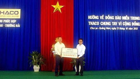 Lãnh đạo THACO trao 1 tỷ đồng ủng hộ tỉnh Quảng Nam khắc phục bão số 11.