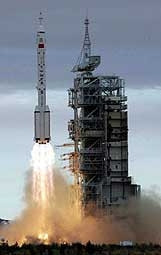 Tàu vũ trụ Thần Châu-6 được<br>phóng tại Trung tâm phóng vệ tinh<br>Tửu Tuyền, tỉnh Cam Túc,<br>Trung Quốc.