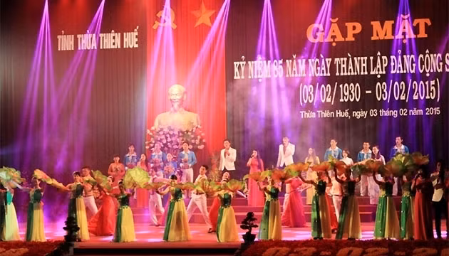 Chương trình nghệ thuật đặc sắc tái hiện lịch sử vẻ vang của dân tộc, của Đảng trong 85 xây dựng và phát triển. (Ảnh: CÔNG HẬU)