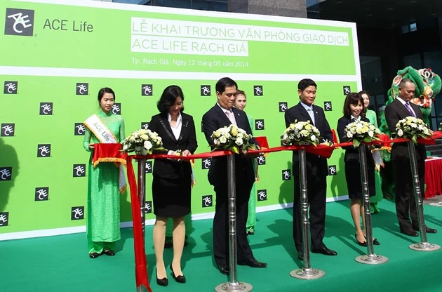 Ban Giám đốc và các Quản lý Kinh doanh ACE Life cắt băng khai trương phòng giao dịch tại Rạch Giá, Kiên Giang ngày 12-5-2014.