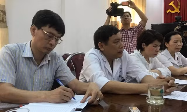 Lãnh đạo Bệnh viện đa khoa Hà Đông trả lời báo chí. 