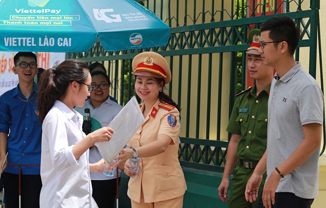Các thí sinh được phát nước miễn phí trước khi vào trường thi (Ảnh: Quốc Hồng).