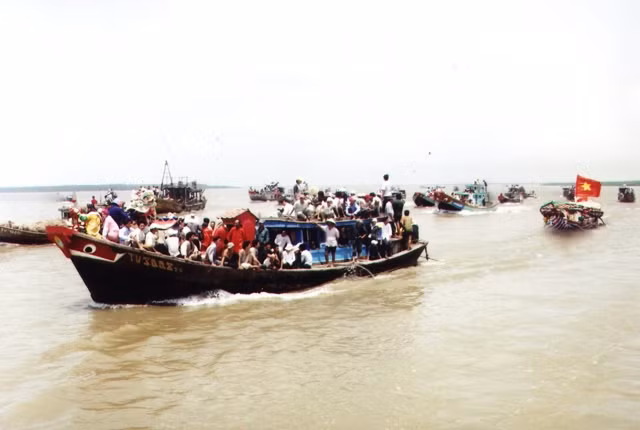 Đoàn tàu đưa các vật cúng ra biển trong Lễ tống tàu.