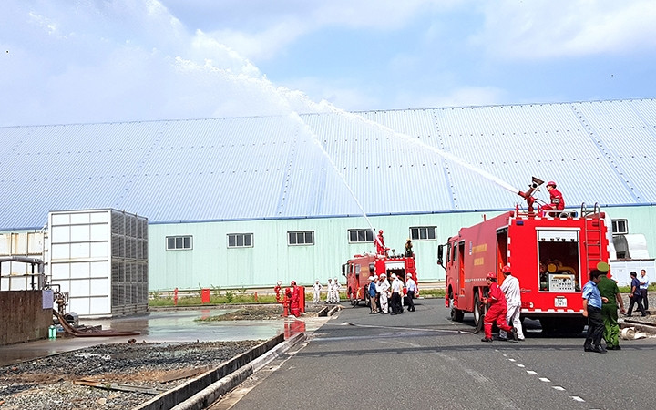Diễn tập chữa cháy tại Nhà máy Đạm Cà Mau.