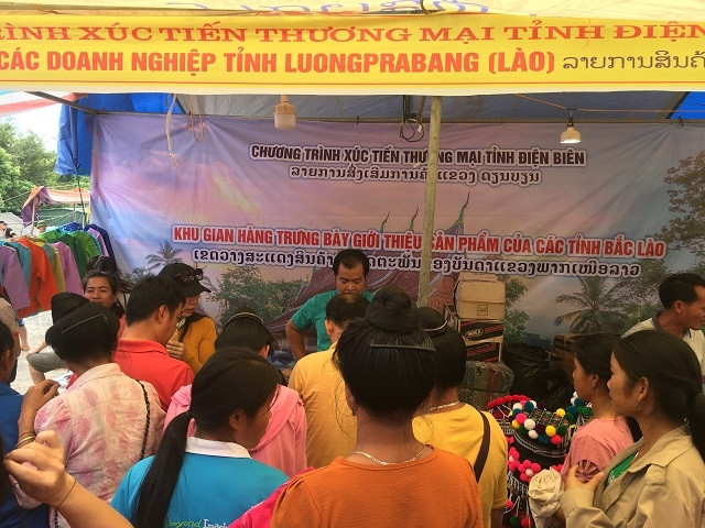 Gian hàng của tỉnh Luông Pra Băng luôn thu hút đông đảo người dân tham quan, mua sắm.