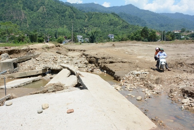 Một ngầm tràn vào xã Phong Dụ Thượng (Văn Yên) bị lũ tàn phá.