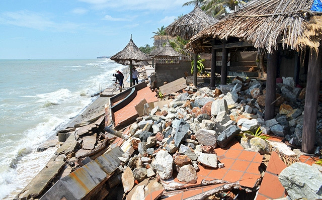 Một cơ sở du lịch ở phường Hàm Tiến, TP Phan Thiết (tỉnh Bình Thuận) bị biển xâm thực, nhiều công trình xây dựng bị phá hủy.