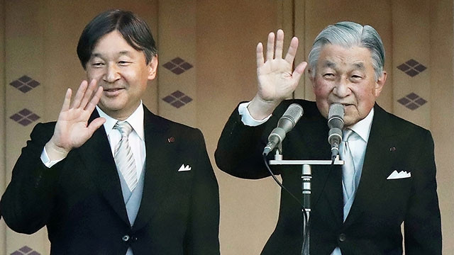 Nhật hoàng Akihito (phải) và Thái tử Naruhito. Ảnh: GETTY IMAGES