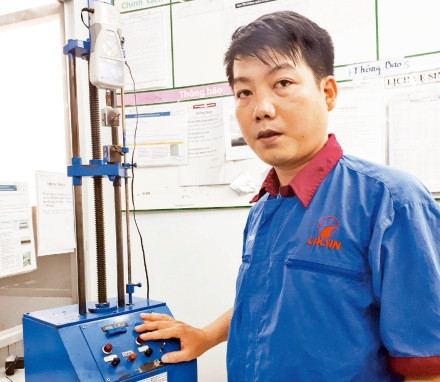 Phó Quản đốc Xưởng cơ điện thuộc Xí nghiệp Bao bì Liksin Nguyễn Thành Long bên máy đo độ bền hàn đứt được anh cải tiến.