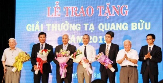 Phó Thủ tướng Vũ Đức Đam trao thưởng các nhà khoa học đạt giải năm 2015.