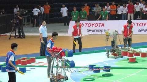 Trận đấu đầu tiên vòng chung kết giữa hai đội VTEC -RTC (Cao đẳng KT-KT Vĩnh Phúc và Sao Đỏ DT02 (đại học Sao Đỏ).