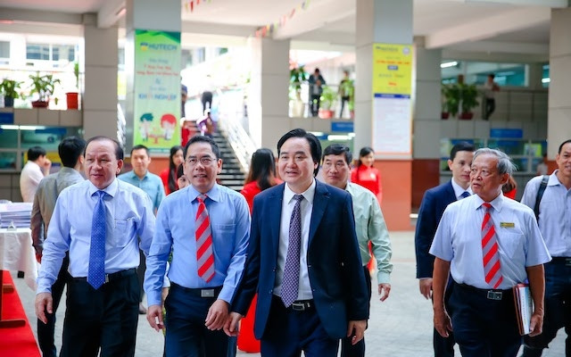 Bộ trưởng GD-ĐT Phùng Xuân Nhạ tại một hội nghị với các hiệu trưởng trường đại học