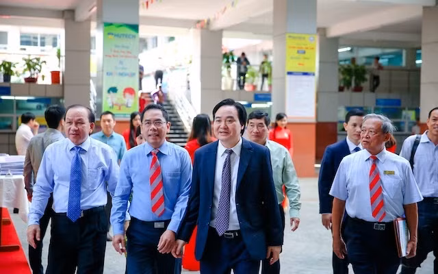 Bộ trưởng GD-ĐT Phùng Xuân Nhạ tại một hội nghị với các hiệu trưởng trường đại học