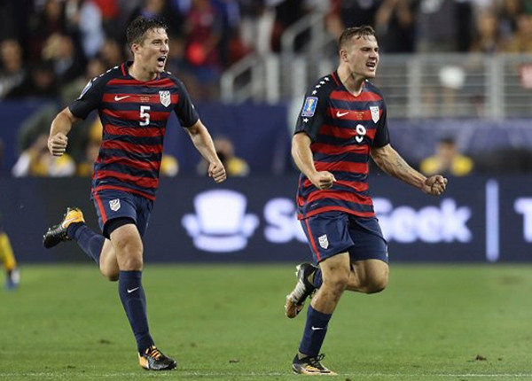 Tiền đạo Jordan Morris trở thành người hùng của đội tuyển Mỹ khi ghi bàn ấn định tỷ số 2-1 ở những phút cuối trận.