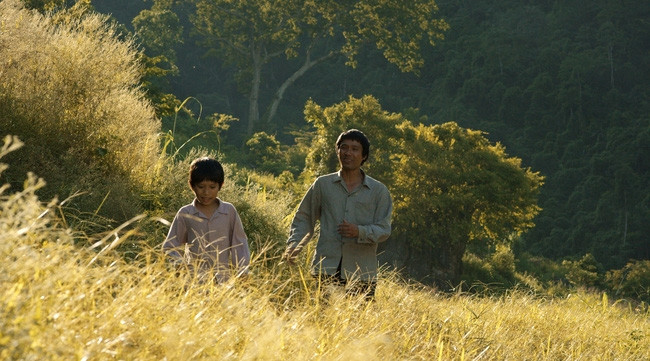 “Cha cõng con”: Câu chuyện nhân văn về tình phụ tử