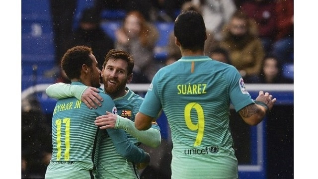 Lionel Messi ăn mừng bàn thắng ghi được vào lưới Alaves cùng các đồng đội Luis Suarez và Neymar. (Ảnh: Reuters)