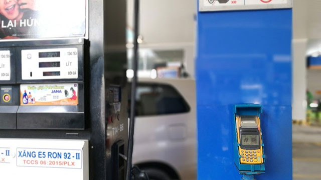 Quẹt thẻ đổ xăng