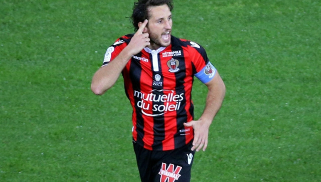 Trung vệ đội trưởng của Nice, Paul Baysse, ăn mừng bàn thắng trong trận gặp O.L. (Ảnh: Reuters)