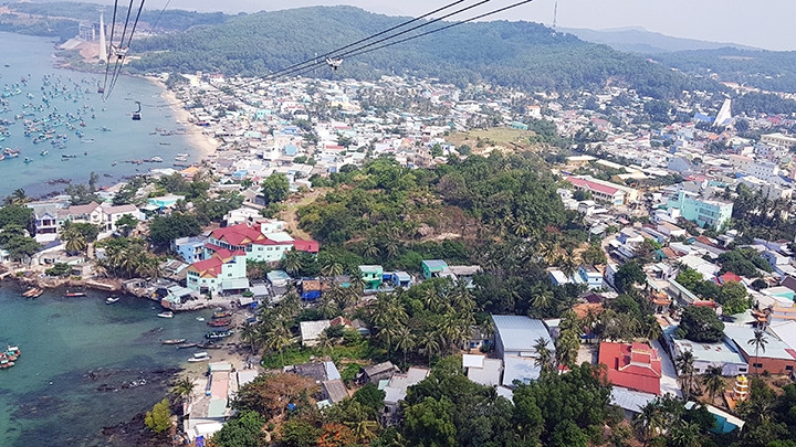 Phía nam đảo Phú Quốc nhìn từ cáp treo Hòn Thơm.