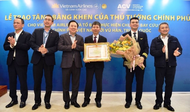 Trao tặng Bằng khen của Thủ tướng cho tổ bay Vietnam Airlines thực hiện chuyến bay đến, đi từ Vũ Hán.