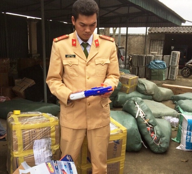 Cảnh sát giao thông Thanh Hóa kiểm tra đồ chơi bạo lực trên ô tô tải BKS 51C- 836.70.