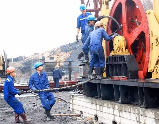 Cán bộ, công nhân Công ty Xây dựng mỏ Hầm lò 1 lắp đặt hệ thống tời, tháp giếng chuẩn bị đào lò giếng đứng mỏ Núi Béo.