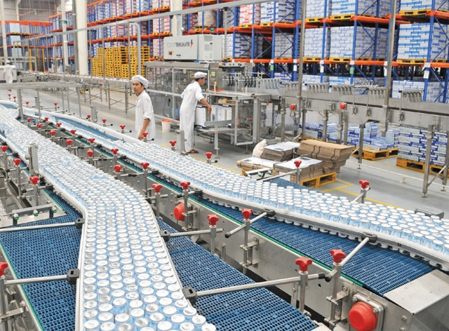 Dây chuyền sản xuất sữa TH true Milk. Ảnh: ĐĂNG KHOA